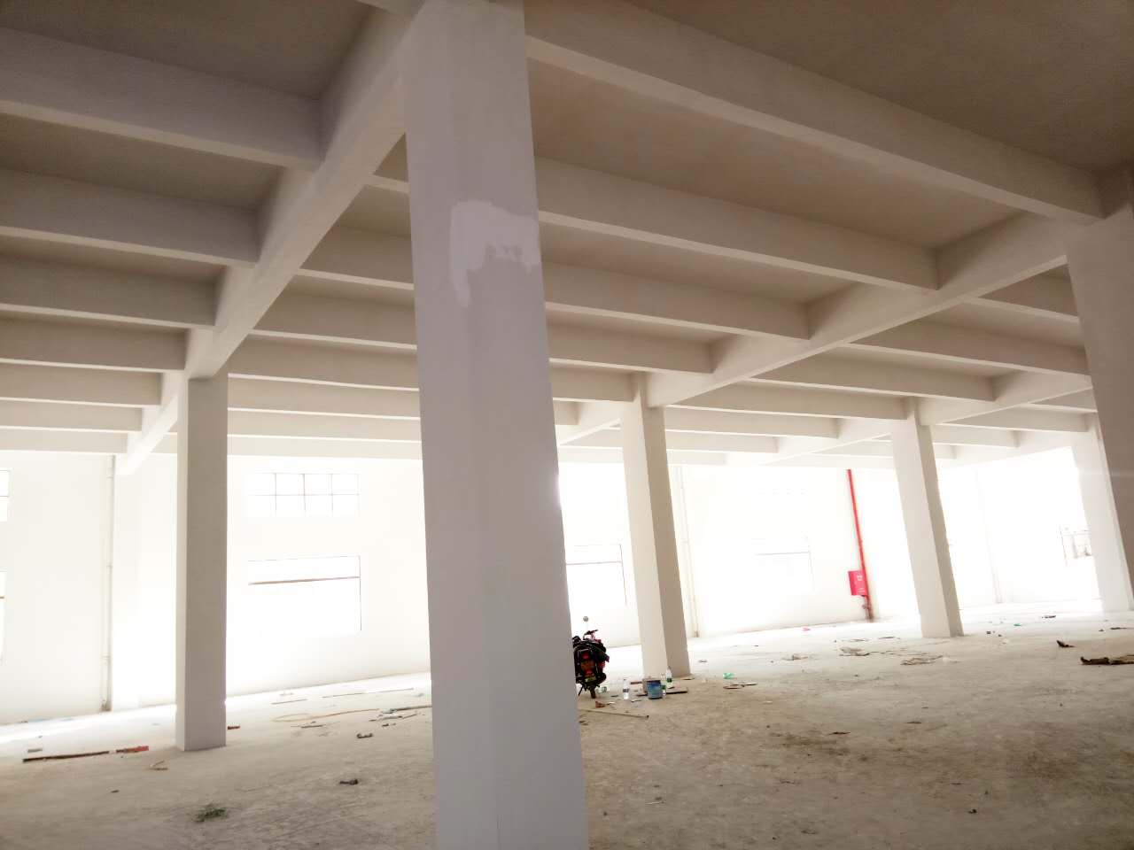 已建成了1幢（2800平方米，共4層的廠房）