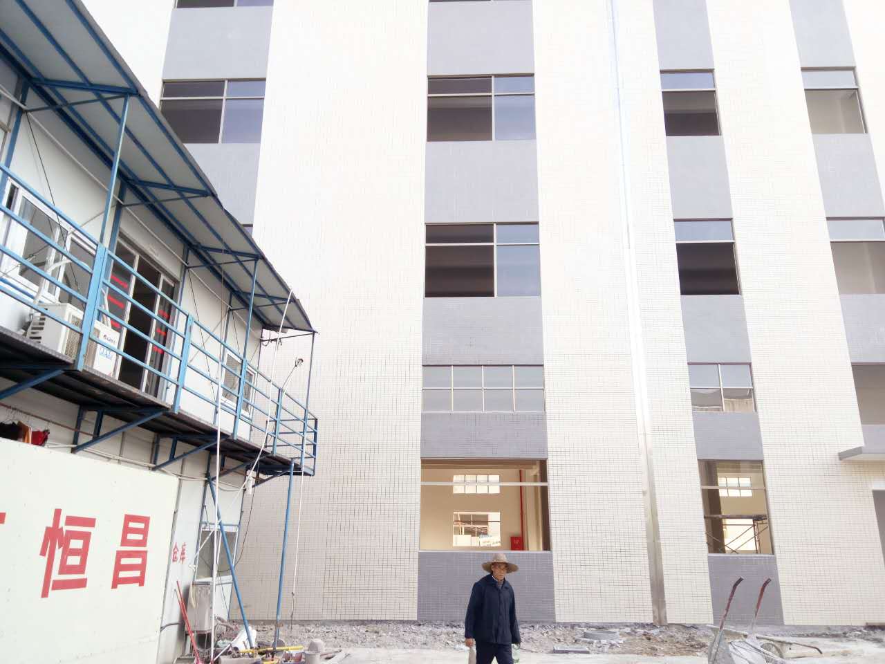 已建成了1幢（2800平方米，共4層的廠房）