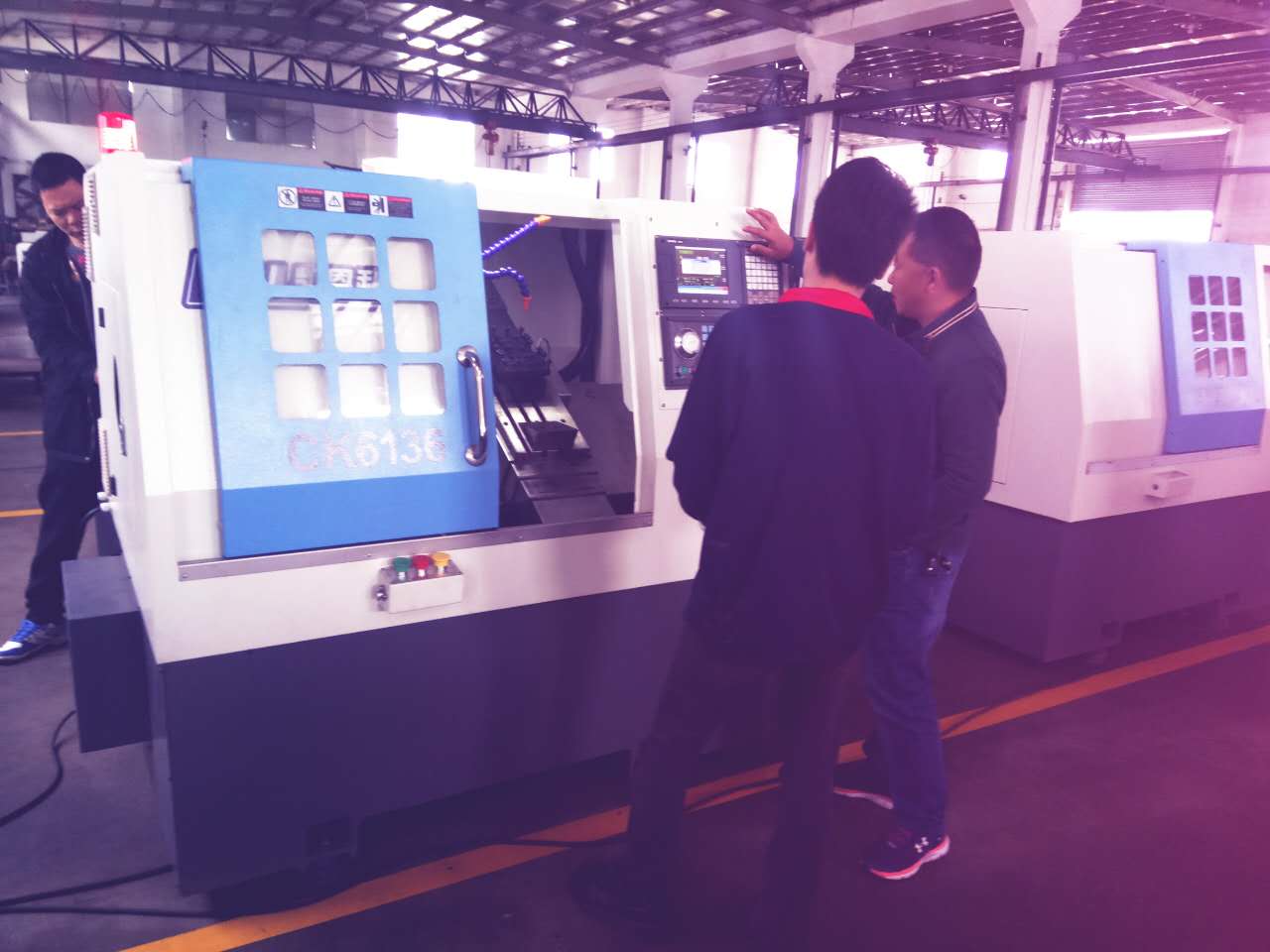 凱恩利技術人員馬生培訓李建林老板數(shù)控車床的保修保養(yǎng)