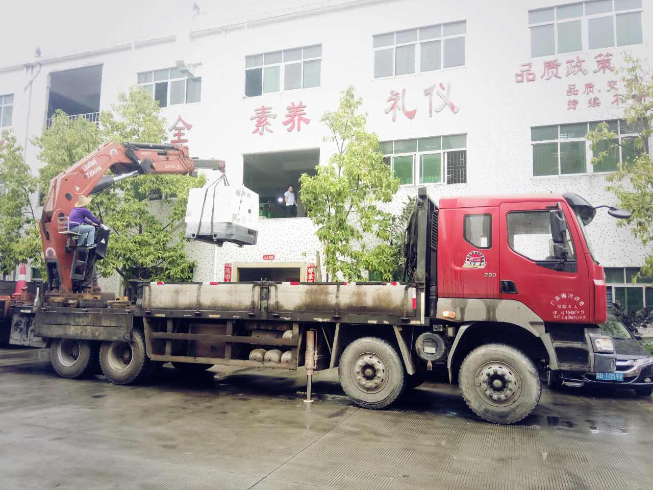 機(jī)器調(diào)裝中，準(zhǔn)備吊上二樓