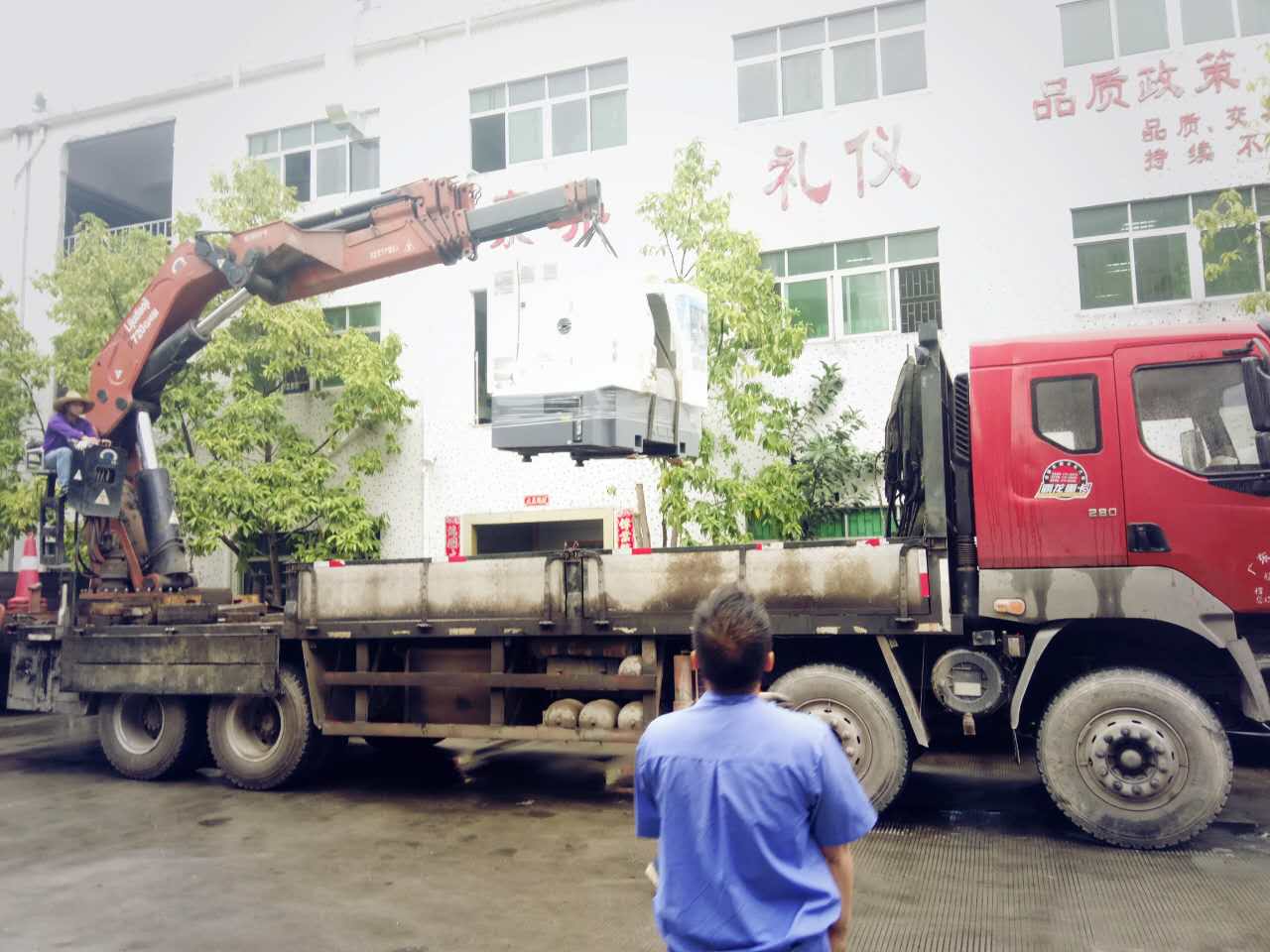 機(jī)器調(diào)裝中，注意安全！