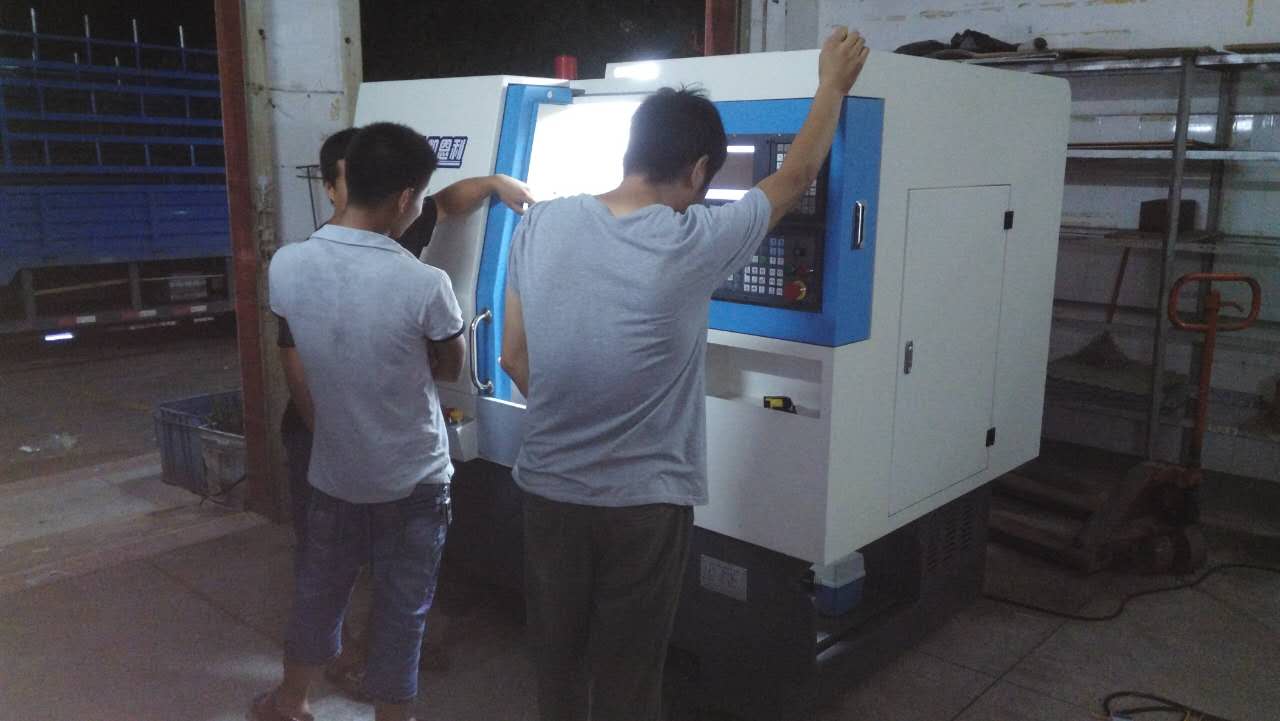 凱恩利機床(客戶在調參數試車) 凱恩利機床(客戶在調參數試車)