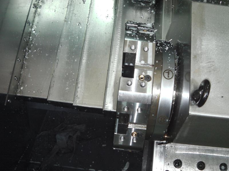 大拖板和刀架斜置，使得機床的操作和排屑都很方便，并且占地面積小，有很好的宜人性。