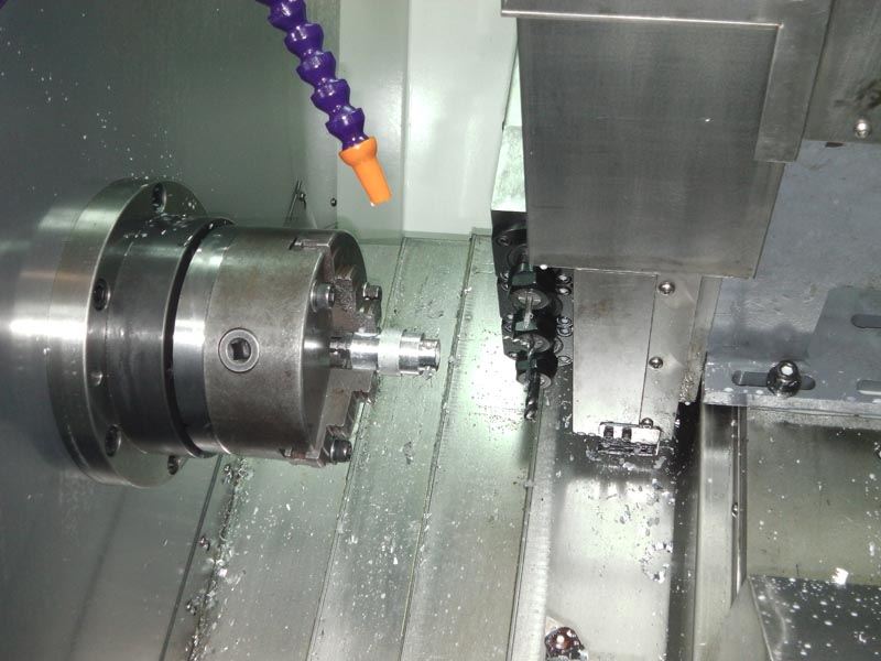 大拖板和刀架斜置，使得機床的操作和排屑都很方便，并且占地面積小，有很好的宜人性。