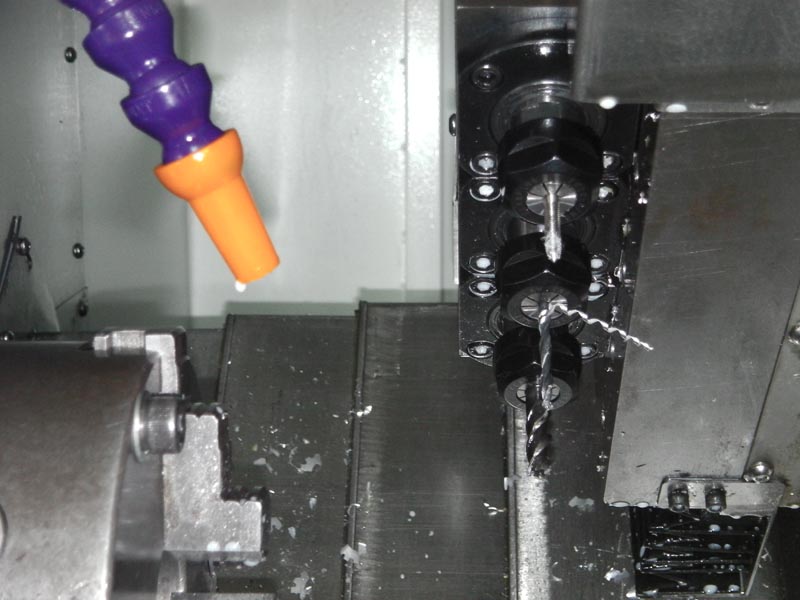  機床結(jié)構(gòu)特點 Construction and feature of machine tool ■ 適用于重負荷和連續(xù)切削，可保持長久的高精度和優(yōu)質(zhì)的表面精糙度。 ■ 高精度、高剛性、重負荷主軸。 主軸采用原裝進口日本NSK或德國FAG P4級精密級主軸軸承 主軸采用原裝進口日本NSK或德國FAG P4級精密級主軸軸承 主軸采用原裝進口日本NSK或德國FAG P4級精密級主軸軸承 主軸采用原裝進口日本NSK或德國FAG P4級精密級主軸軸承 主軸采用原裝進口日本NSK或德國FAG P4級精密級主軸軸承，經(jīng)工程計算分析取得較佳化的跨距配置，配合獨特的迷宮式防水設(shè)計和散熱片式主軸箱設(shè)計，可達到更佳的防水防塵效果。引用高科技潤滑技術(shù)及高剛性套筒結(jié)構(gòu)展現(xiàn)較佳穩(wěn)定性，能確保更大軸向剛性，徑向剛性及加工精度。采用專用主軸電機及進口變頻器，實現(xiàn)大范圍自動無級調(diào)速，整支主軸由臺灣普森專業(yè)主軸廠家生產(chǎn)。主軸軸承為前三后二排列,更能承受較強沖擊。主軸設(shè)計轉(zhuǎn)速可達8000rpm/min。 ■ 剛性好，操作、排屑方便。 高強度，床身傾斜45°，采用優(yōu)質(zhì)鑄鐵樹脂砂造型，并經(jīng)二次退火處理，保證鑄件穩(wěn)定性，緊密型筋骨板結(jié)構(gòu)，剛性好、抗震性強。