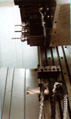 控制系統(tǒng)及主軸電機采用伺服主軸，加裝兩軸徑向或軸向伺服動力頭?？蓪崿F(xiàn)主軸360度任意分度定位，鉆、攻、銑功能。