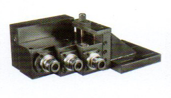 控制系統(tǒng)及主軸電機采用伺服主軸，加裝兩軸徑向或軸向伺服動力頭。可實現(xiàn)主軸360度任意分度定位，鉆、攻、銑功能。