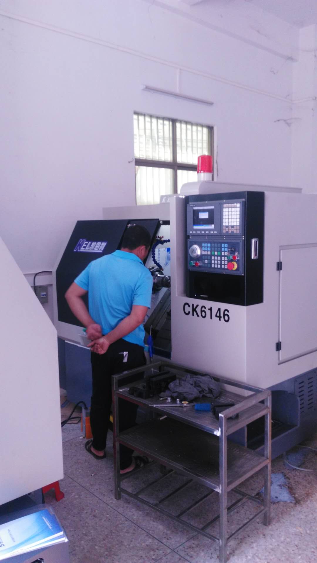 凱恩利安裝完后，觀察加工的情況