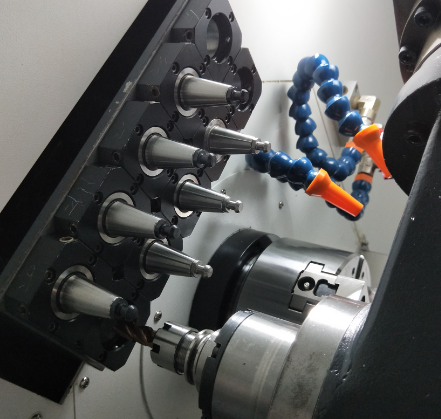 .數(shù)控車床標(biāo)準(zhǔn)配置臺(tái)灣套筒主軸．主軸軸承采用日本NSK高精度滾動(dòng)主軸軸承、主軸最高轉(zhuǎn)速可達(dá)6000r/min,主軸伺服主軸驅(qū)動(dòng)，可實(shí)現(xiàn)C軸差補(bǔ)分度加工。