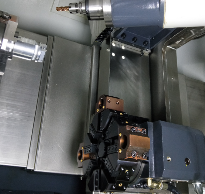 標(biāo)準(zhǔn)配置為伺服刀塔,再配置車銑銑削機(jī)構(gòu)、實(shí)現(xiàn)4+1軸車銑復(fù)合加工或5軸加工。