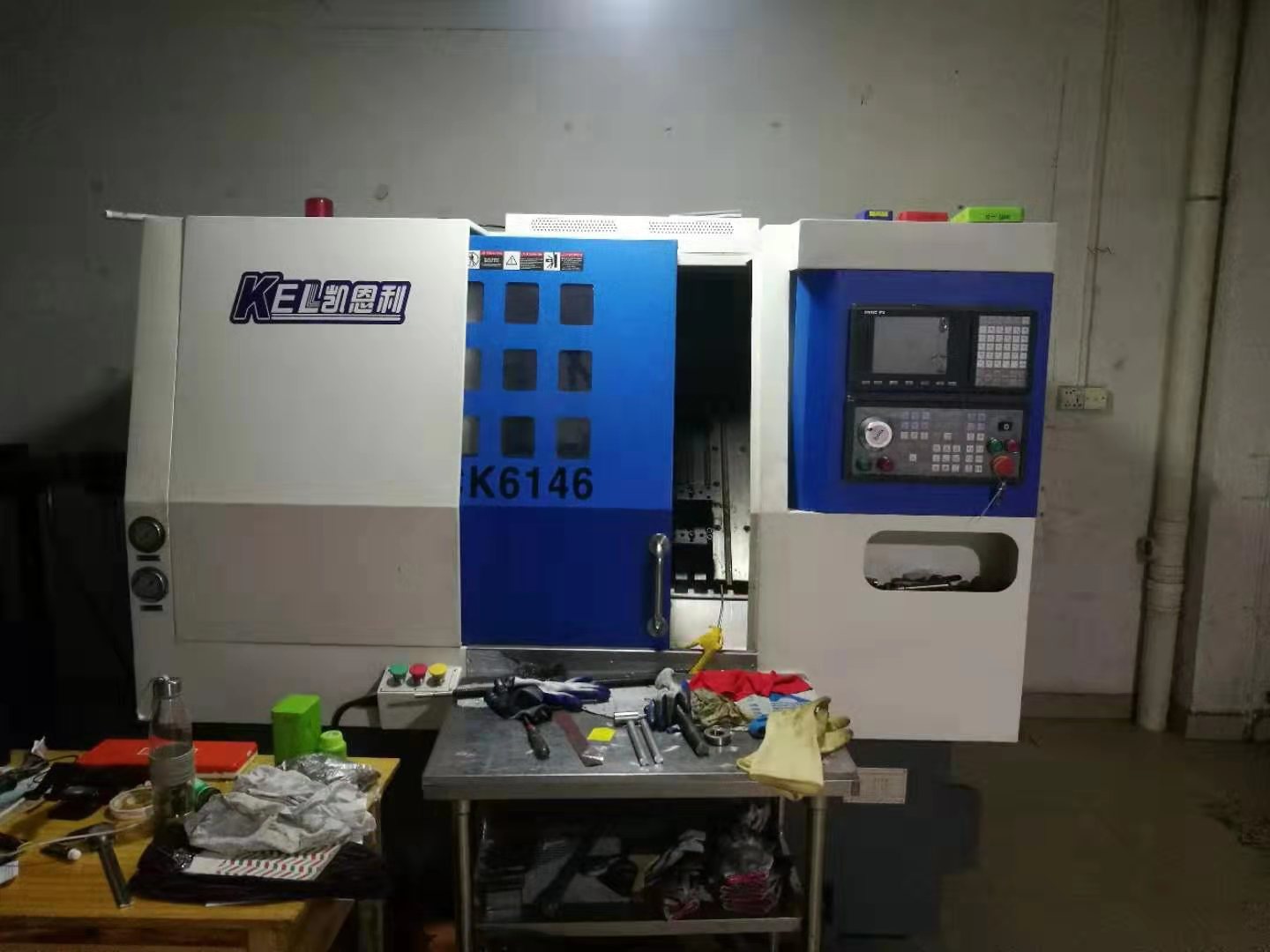  袁星星（師傅）使用凱恩利數(shù)控車床的場(chǎng)景情況