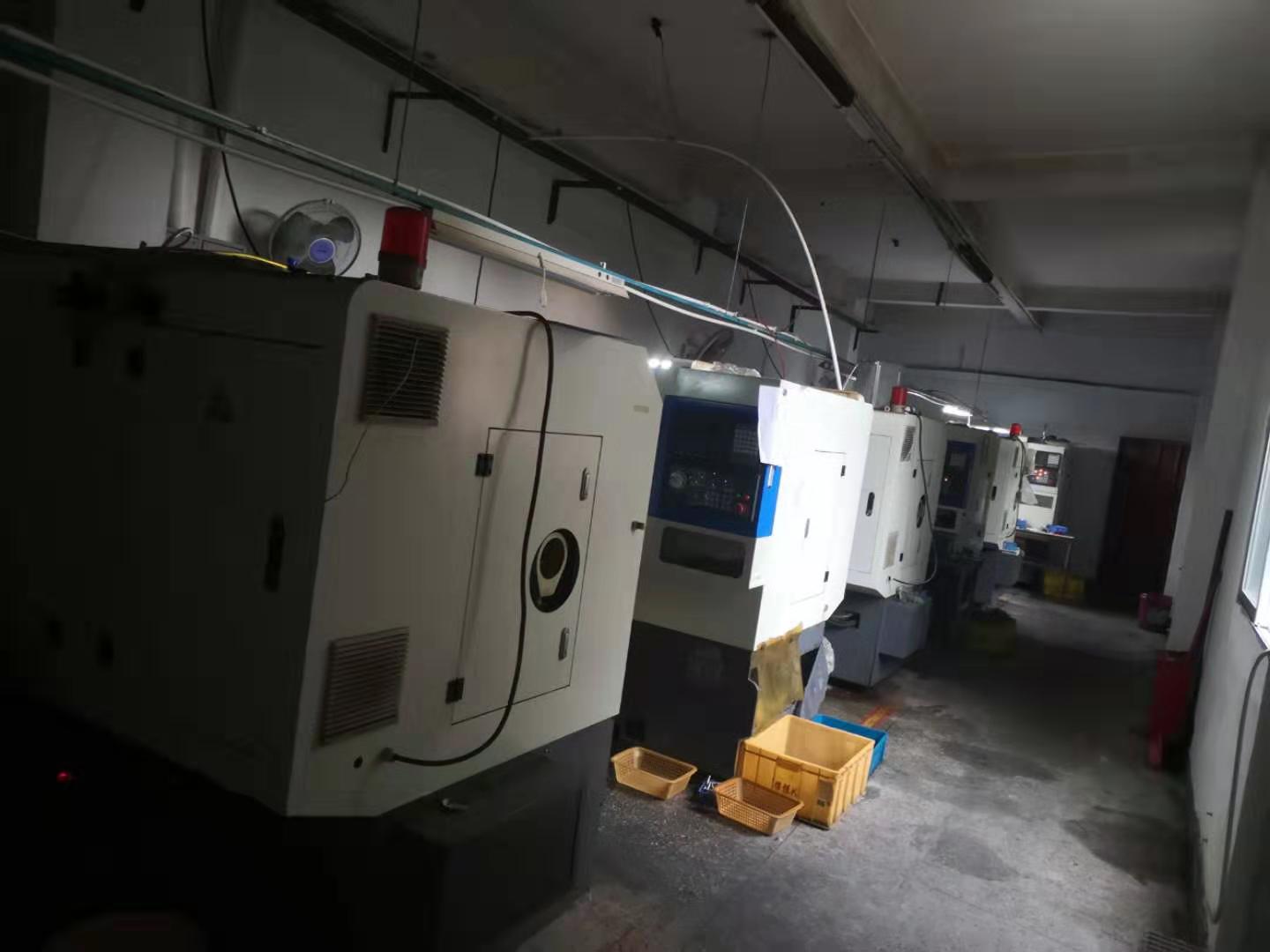 現(xiàn)在機器擺在一樓，總的有六~七臺機，六臺機是中山凱恩利機械的。其中36機5臺，46機1臺